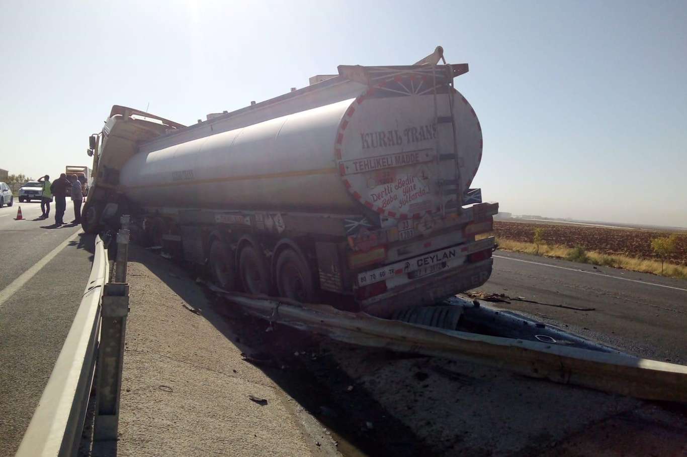 Benzin yüklü tanker kaza yaptı: 1 yaralı